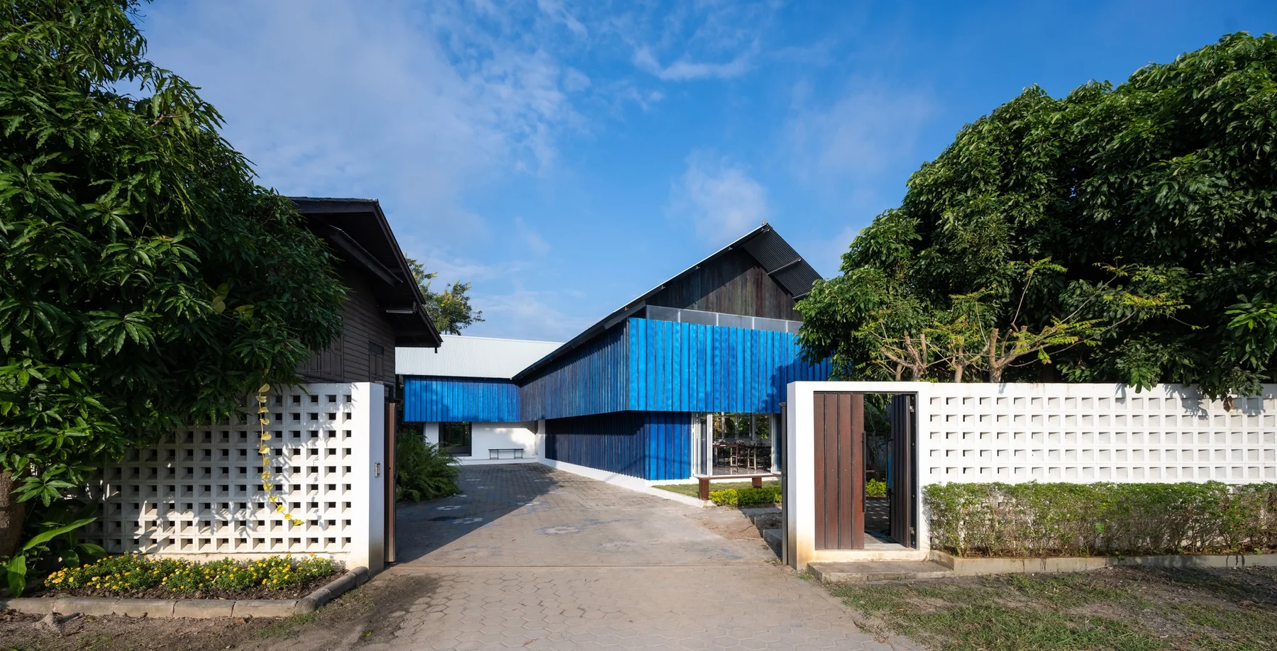 Longgoy Feature Wall กำแพงช่องลมและทางเข้าอาคารสีฟ้า