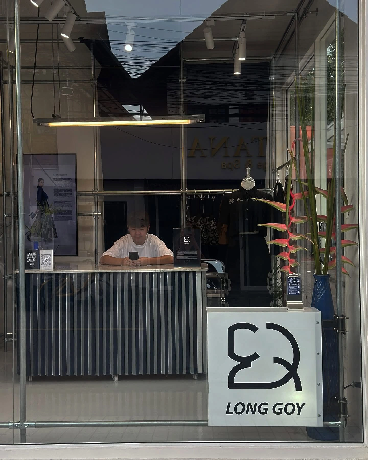 หน้าร้าน Longgoy Nimman Soi 5 มองผ่านกระจก เห็นเคาน์เตอร์และป้าย Long Goy