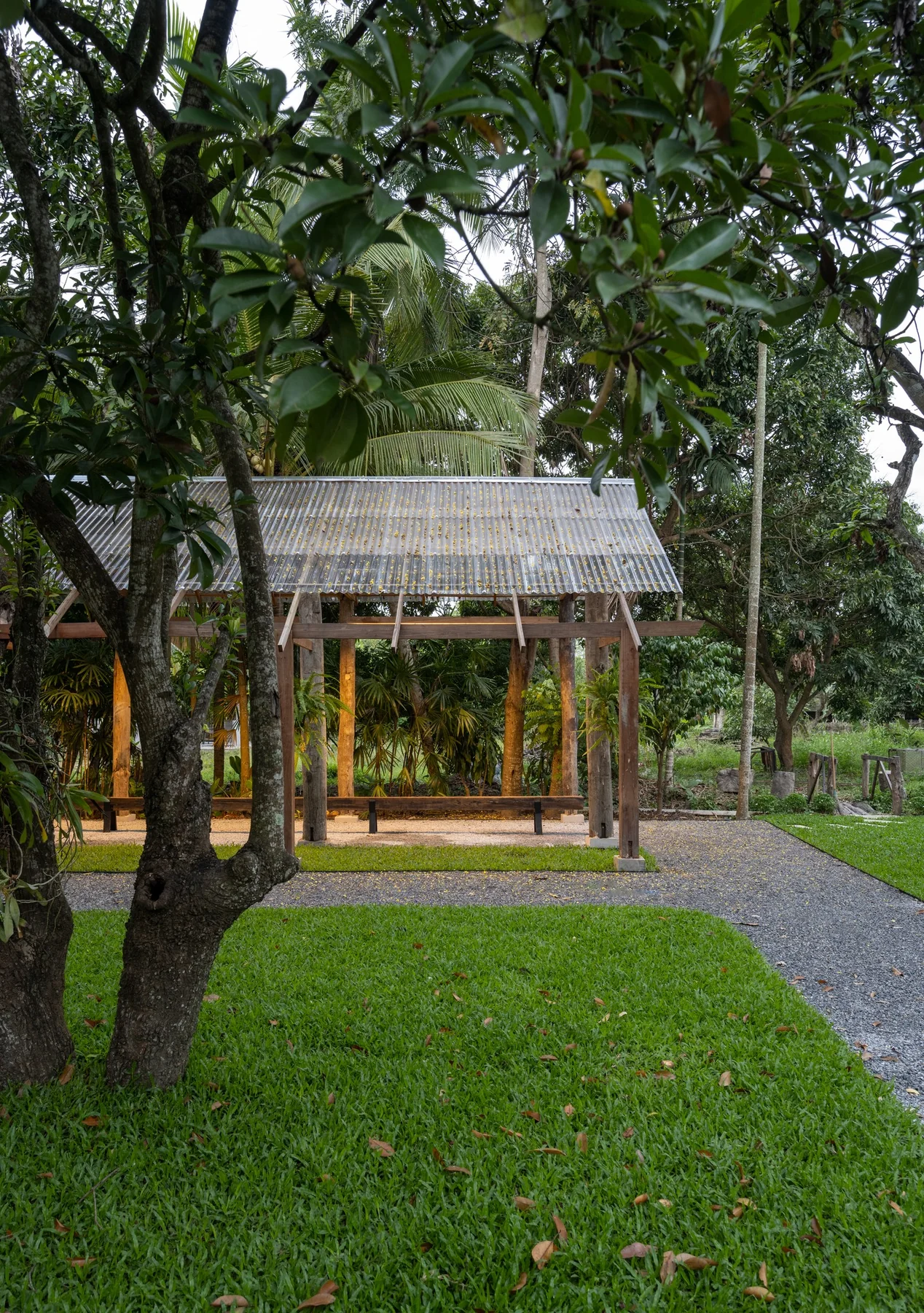 Longgoy Pavilion ศาลาไม้และร่มเงาท่ามกลางสวน
