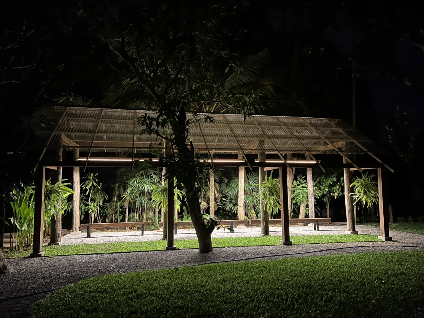 Longgoy Pavilion ท่ามกลางสวน